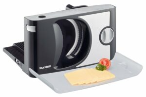 Der Käse und andere Lebensmittel liegen beim Severin AS3948 Allesschneider auf der Platte.
