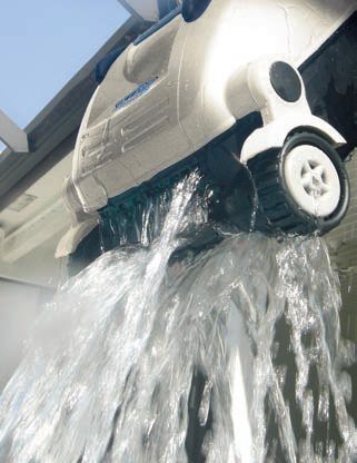 Poolroboter C22 von Interline beim Herausholen aus dem Poolbecken
