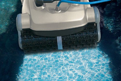 Poolroboter C22 von Interline im Einsatz im Poolbecken