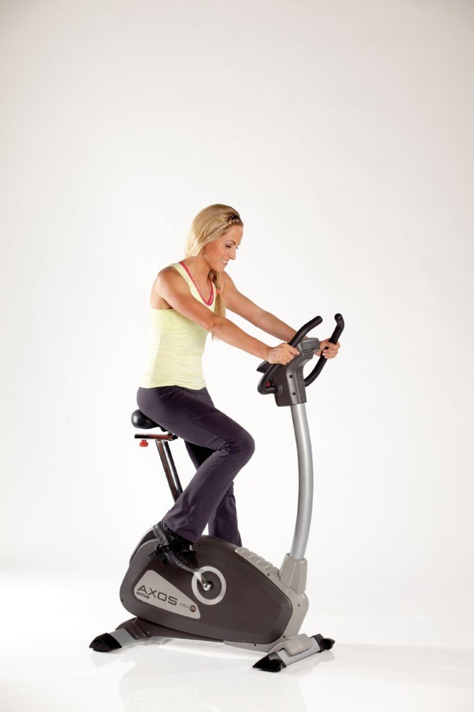 Frau trainiert auf einem Heimtrainer Kettler Axos Cycle