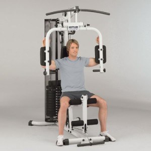 Die Brustpresse der Kettler Kraftstation Axos Fitmaster.