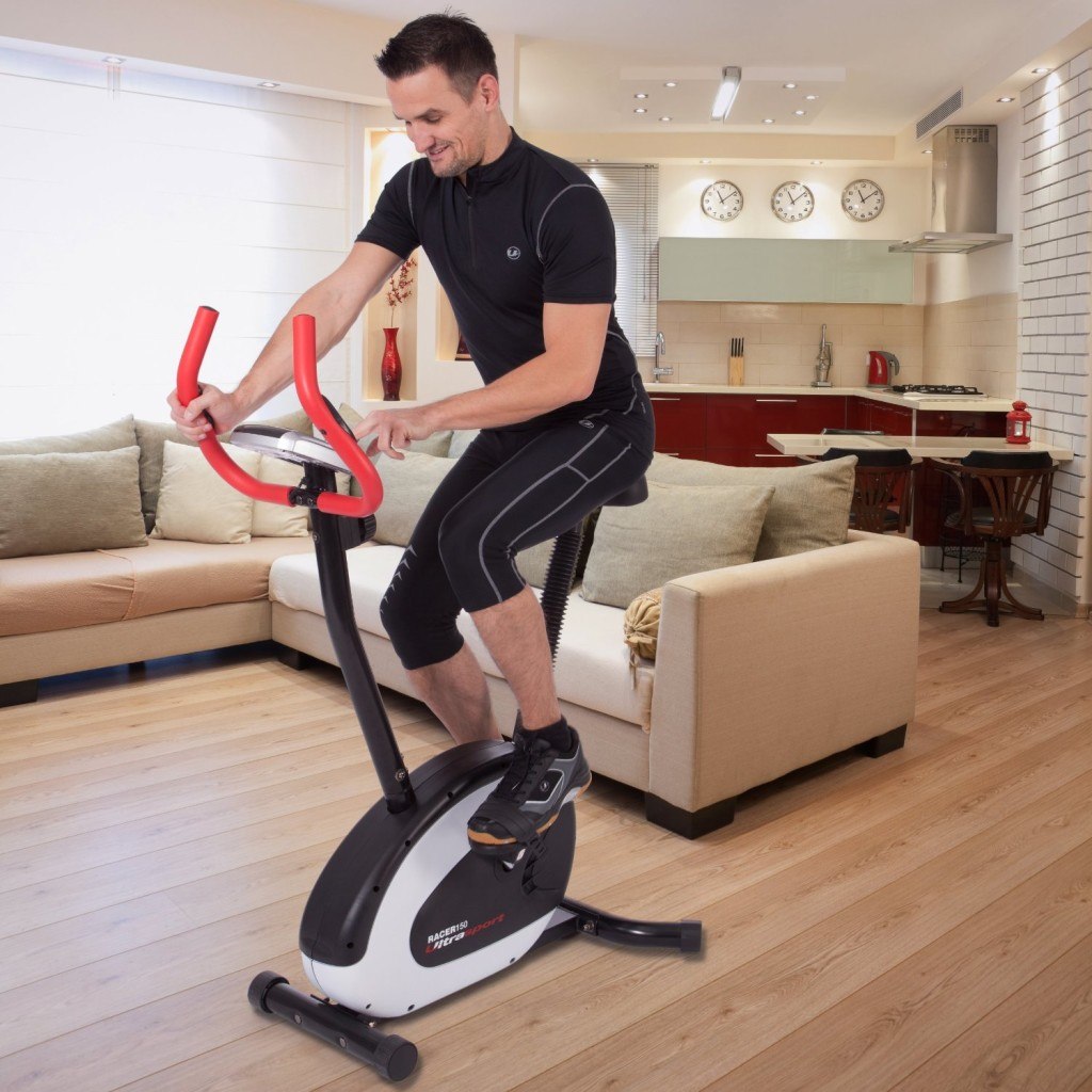 Mann trainiert auf einem Heimtrainer Spinning Bike