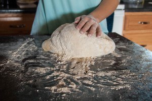 Mit selbst gemahlenen Mehl aus der Getreidemühle, Brot selbst backen.