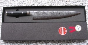 Das Yaxell RAN Damast Messer Kochmesser wird in einer bruchsicheren Verpackung geliefert.