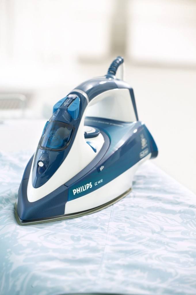 Philips GC4410 02 Buegeleisen Auf Buegelbrett