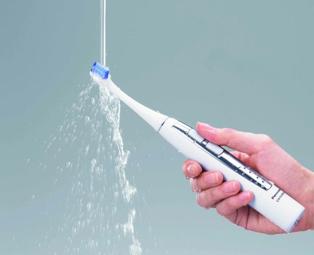 Reinigung einer elektrischen Zahnbürste unter fließendem Wasser