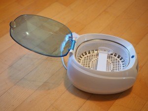 Reinigungsbehälter für Munddusche offen