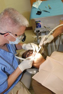 Zahnarzt bei der Untersuchung der Zähne eines Patienten