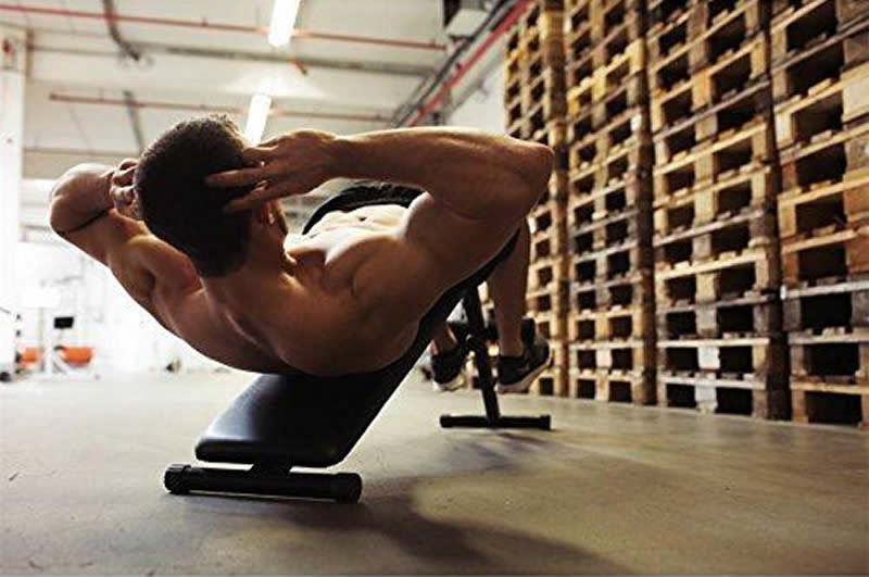Bauchroller versus Sit-ups – Was ist besser?