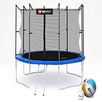 Ein Crane Gartentrampolin neben zwei Bällen