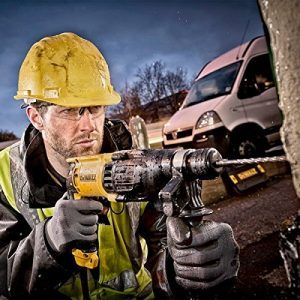 Kombi- und Bohrhammer SDS Plus 26 mm von Dewalt in Aktion