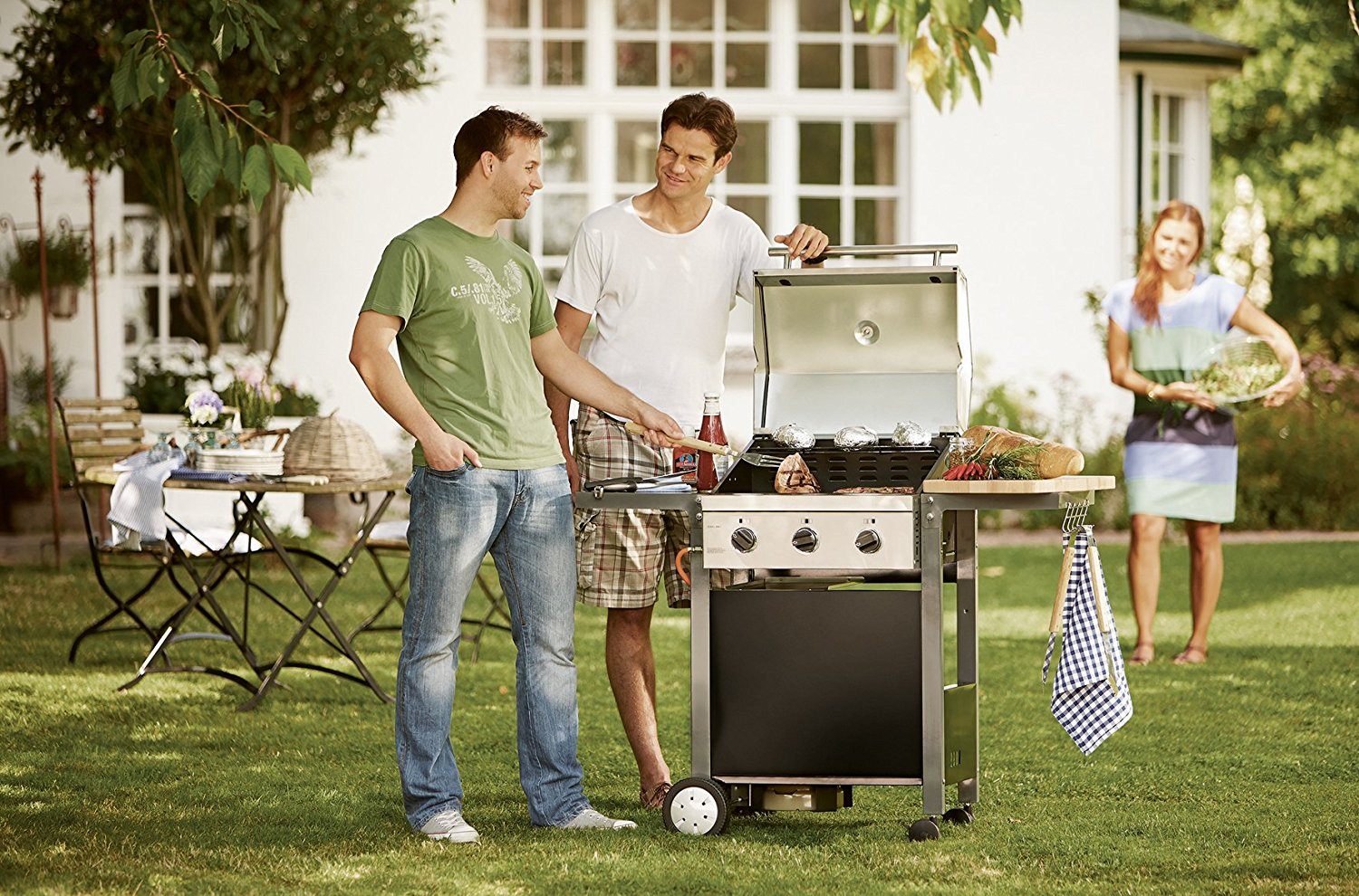 Fraunde grillen auf einem Gasgrill von LIDL im Garten