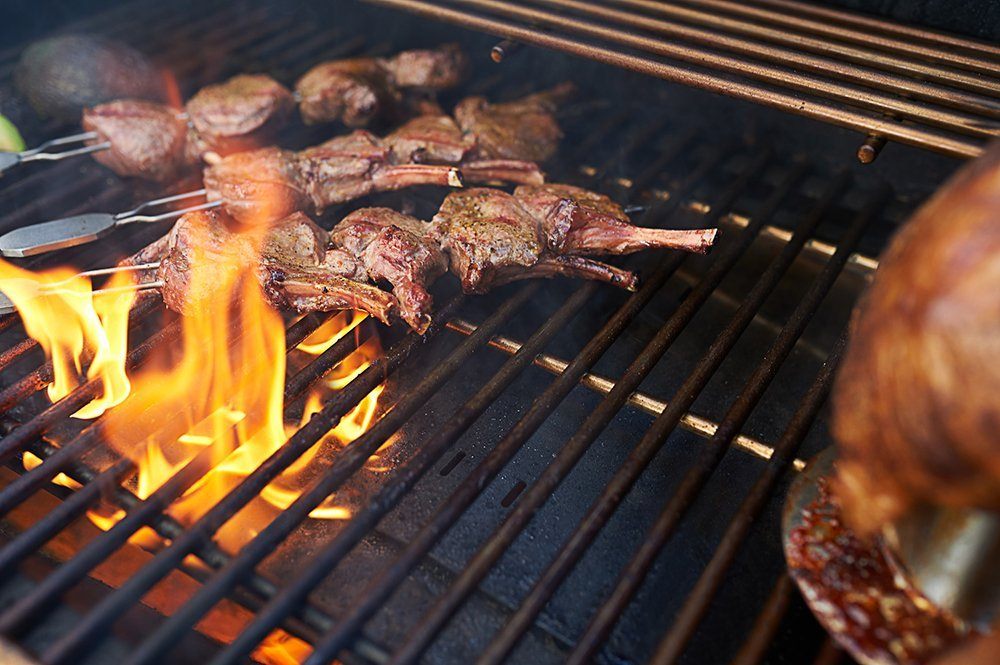 Fertiges Grillgut auf dem Gasgrill von Rösle