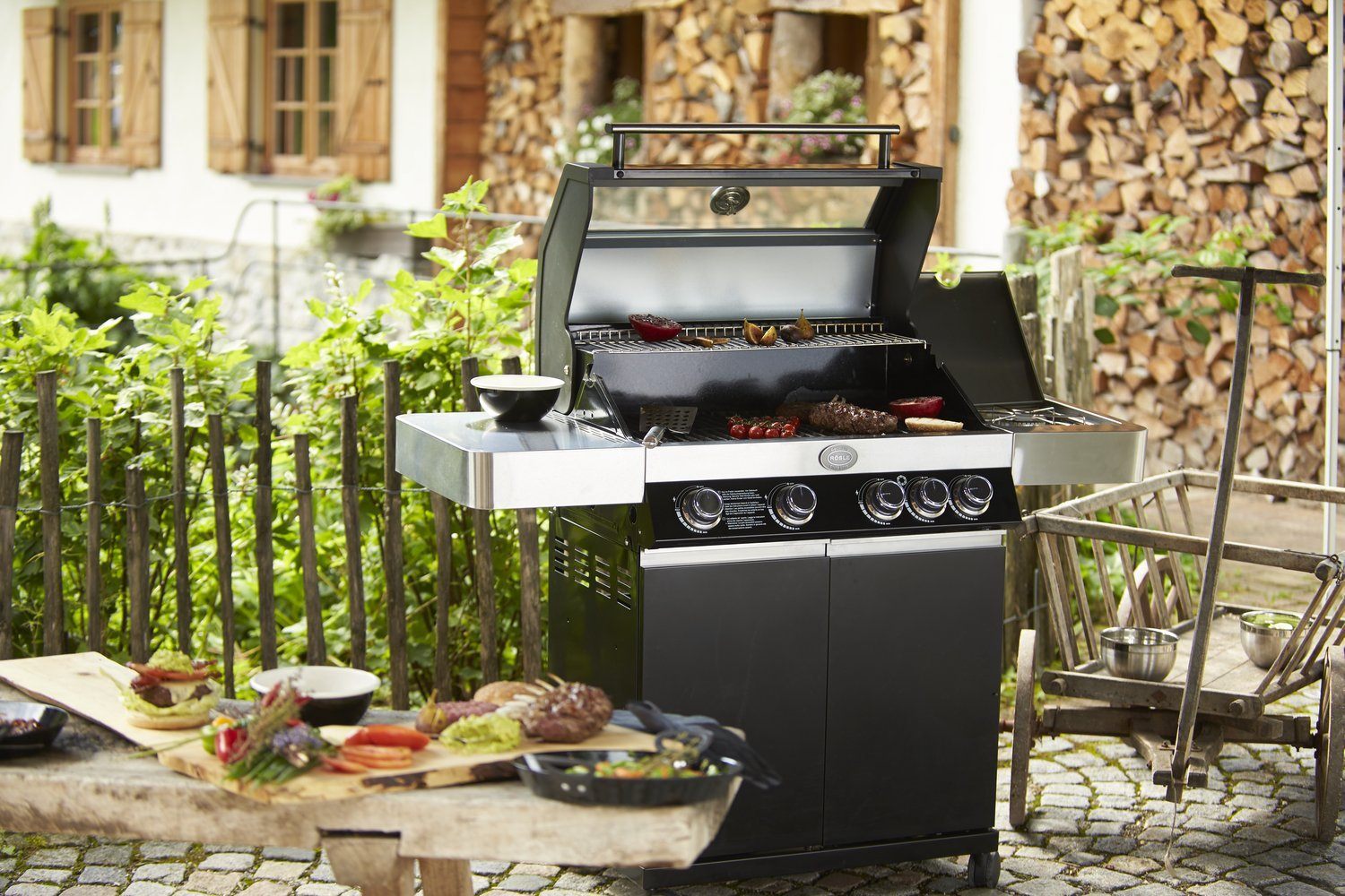 Gasgrill von Rösle auf der Terrasse in schwarz-silber
