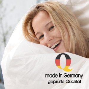 Frau unter einer Daunendecke von Hanskruchen made in Germany