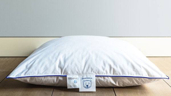 Einzelnes Kopfkissen zusätzlich zu einer Daunendecke von Bärenweich