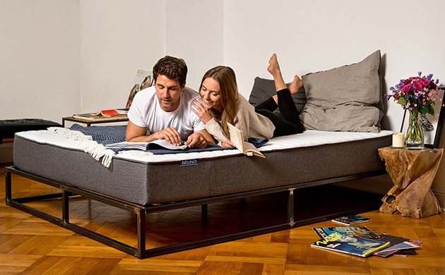 Ein Paar liegt auf einer Daunendecke von Bärenweich im Bett