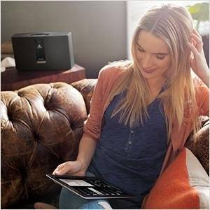 Das SoundTouch 20 system ist in Schwarz oder Weiß erhältlich und fügt sich optisch in nahezu jeden Raum ein.
