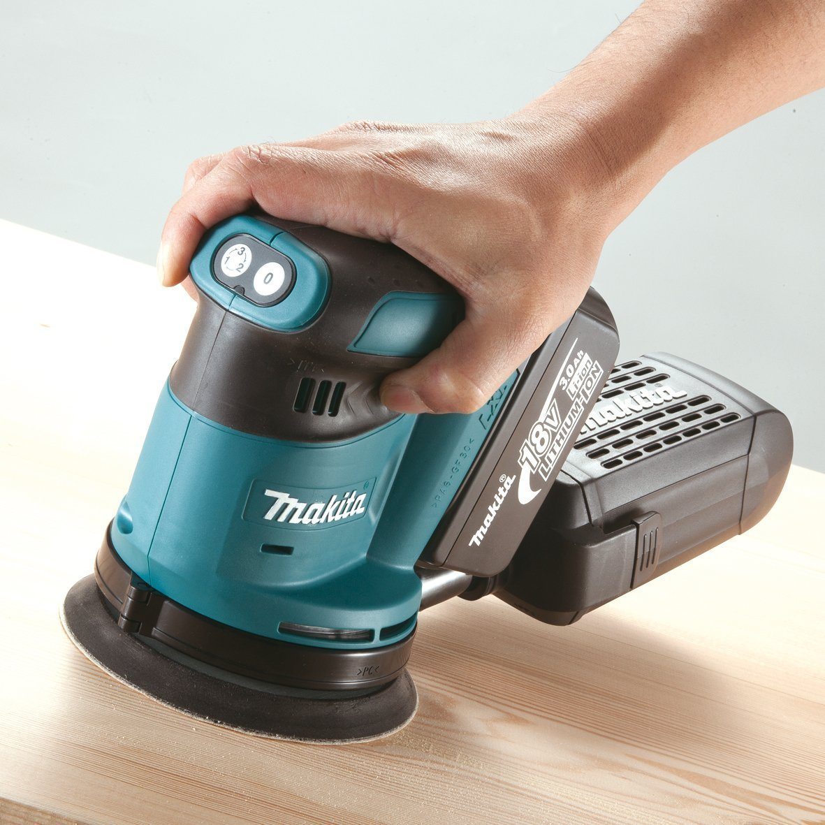 Makita Akku-Exzenterschleifer (18 V, SystemKIT mit 1 Akku 1,5 Ah, ohne Ladegerät, im MAKPAC) DBO180Y1J test