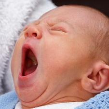 Ratgeber elektrische Babywippe Baby gähnt