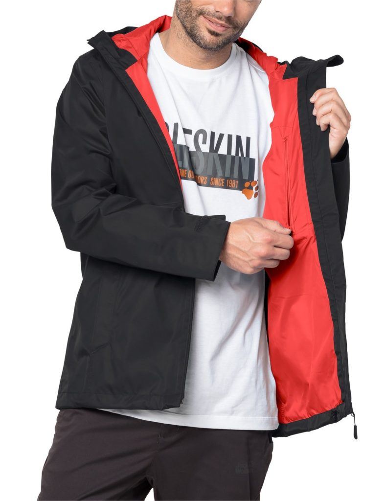 Mann trägt Jack Wolfskin Arroyo Regenjacke im Test