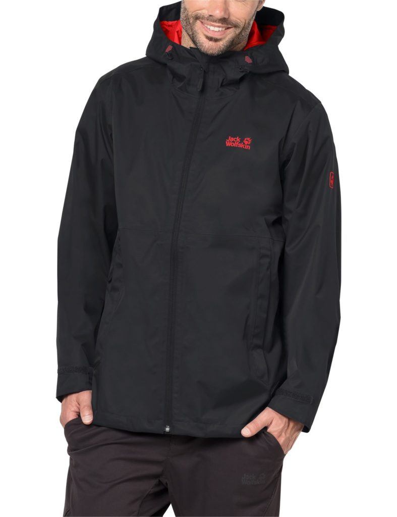 Mann trägt im test die Jack Wolfskin Arroyo Regenjacke