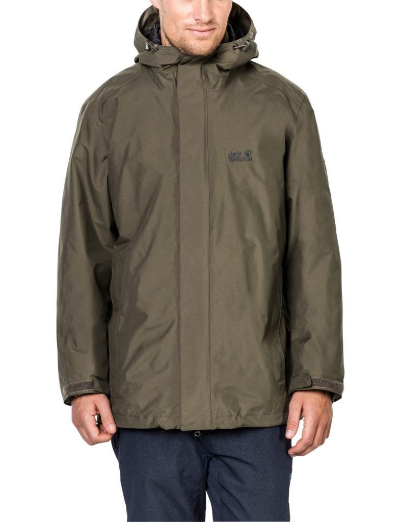 Mann trägt Jack Wolfskin Herren Iceland Jacket im Test