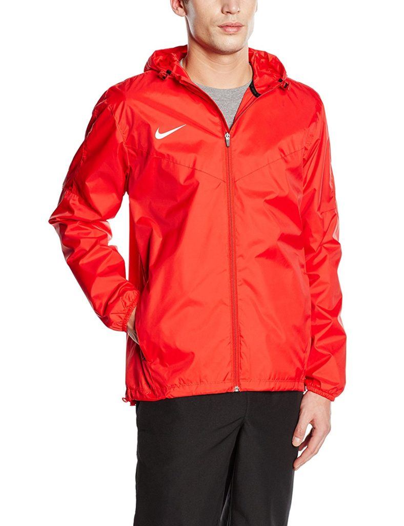 Mann trägt im Test rote Nike Herren Jacke Sideline Team