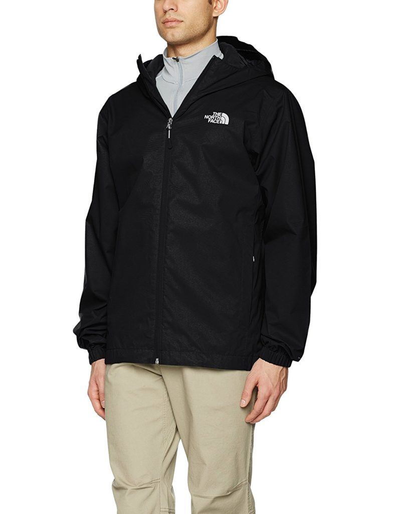Mann trägt schwarze North Face Herren Regenjacke Quest im Test