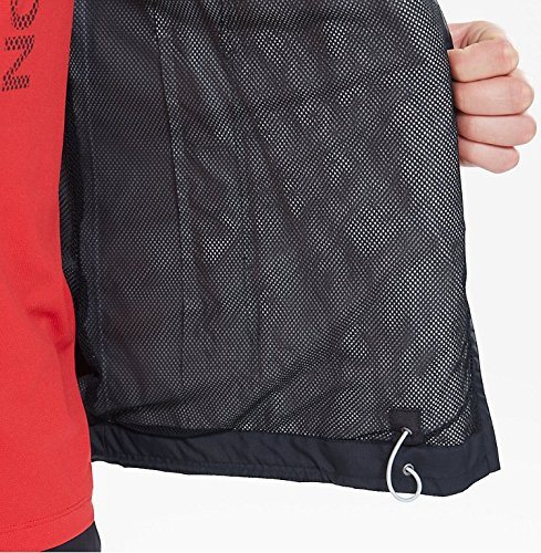 Mann zeigt im Test Innenseite der North Face Herren Regenjacke Quest..