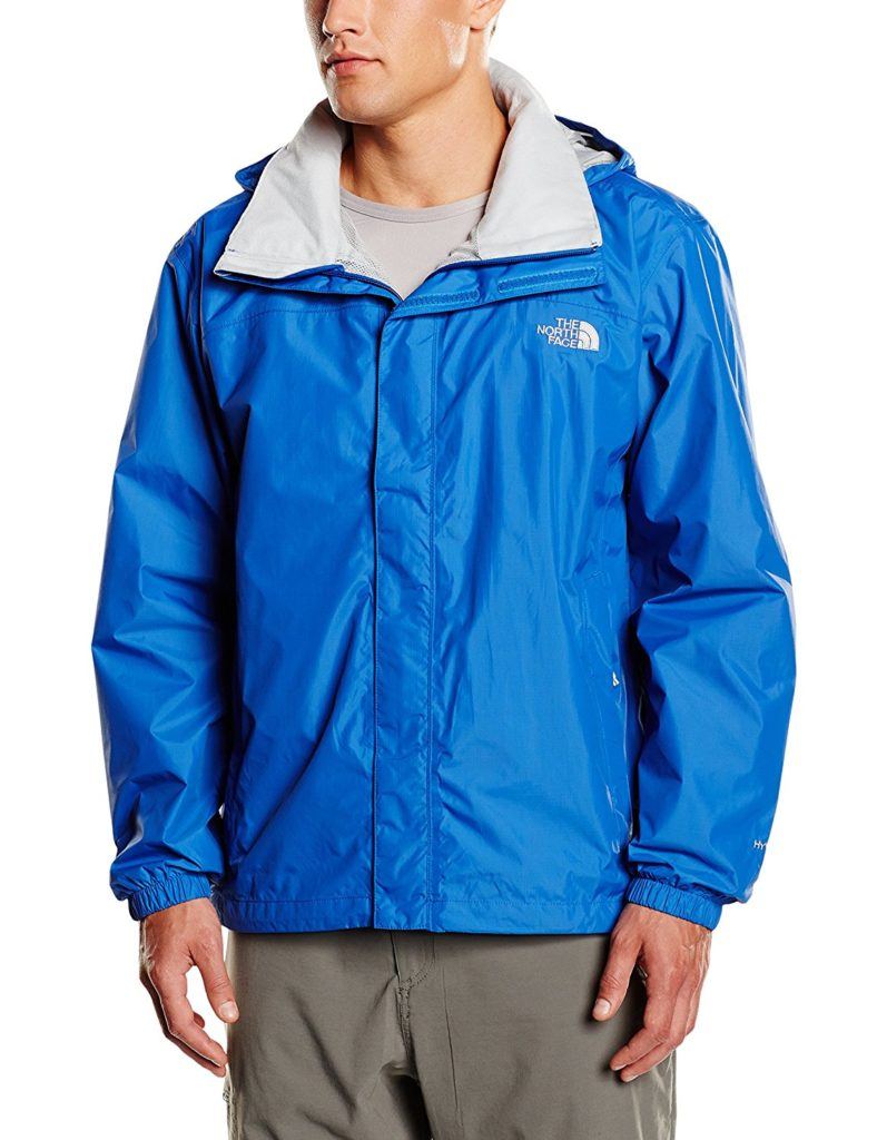 Mann trägt blaue Resolve Regenjacke von North Face im Test