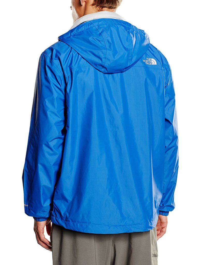 Mann trägt Resolve Regenjacke von North Face im Test