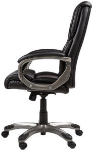 Seitenansicht des AmazonBasics Chefsessel im Bürostuhl Test