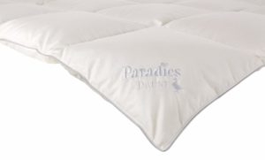 Daunendecke Arabella medium mit gestricktem Logo im Test