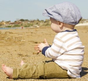 Baby Spielt mit Sand - Verschmutzungen und Bakterien
