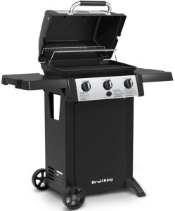 Broil King Gem 320 mit geöffneter Haube im Gasgrill Test