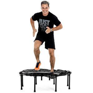 Mann auf dem FLEXI-SPORTS Trampolin mit Haltestange im Test