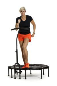 Frau auf dem FLEXI-SPORTS Trampolin mit Haltestange im Test