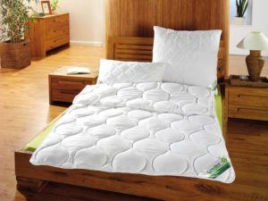 Im Schlafzimmer die weisse Greenfirst Steppdecke im Test
