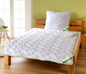 Weisse Greenfirst Steppdecke auf dem Bett im Test
