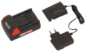 Zu kaufen bei Lidl: Das Ladegerät und Akku des Grizzly Akku Heckenschere im Test