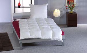 Weisse Häussling Daunendecke Comfort auf Bett mit Nomite Zertifkat im Test