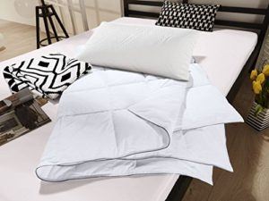 Im Schlafzimmer weisse MERADISO Luxus-Sommer-Steppdecke im Test