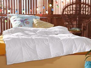 Weisse MERADISO Sommer-Luxus-Steppdecke auf Bett im Test