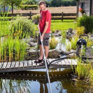 Man saugt Schlamm im Teichschlammsauger Test