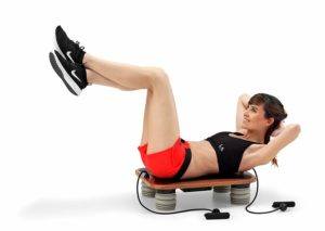 Frau übt mit Schmidt Sportsworld Vib 11 Vibrationsplatte im Test