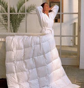 Gut ausgeschlafene Frau mit Schäfer Daunendecke 155x220 REVITAL im Test