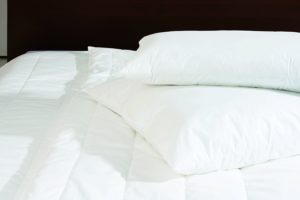 Auf dem Bett die Centa Star Aqua Aktiv Bettdecke im Test