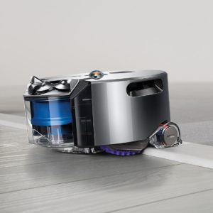 Dyson Saugroboter 360 Eye fährt über Hinderniss im Test