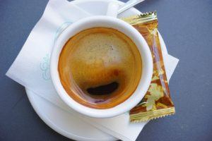Fertiger Espresso Crema aus der Espressomaschine mit Siebträger